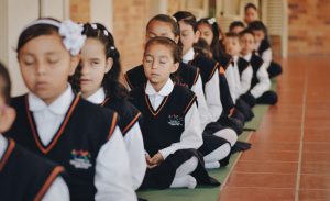 niños meditando